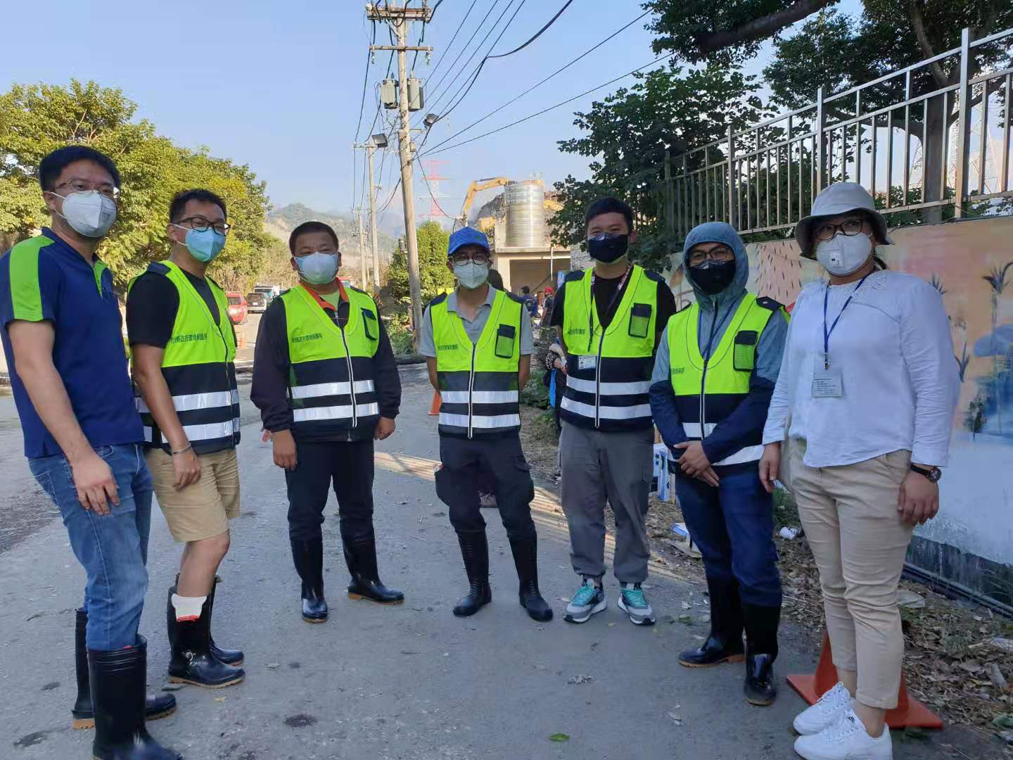 南投草屯垃圾場火災,仲禹公司出動洗街車協助滅火。